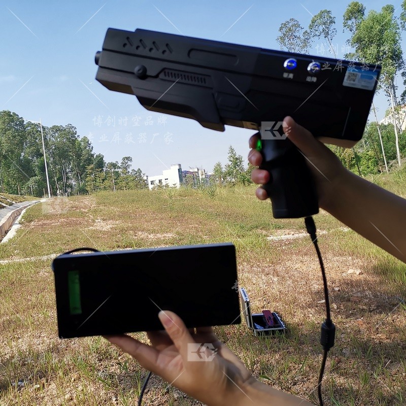 The hand-held aviation control equipment is 1200 meters away from the UAV jammer that can drive away and return with